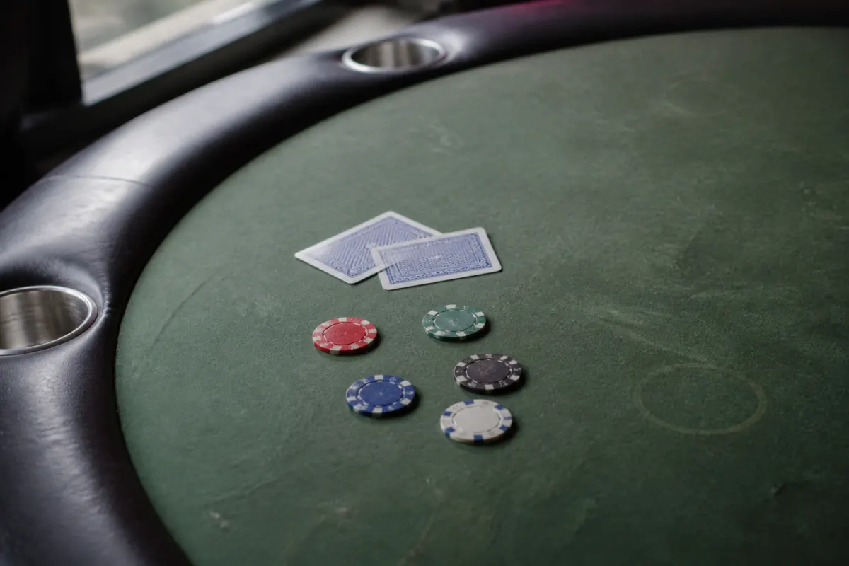 Foto eines abgenutzten Blackjack-Tischs mit verdeckten Karten und Chips