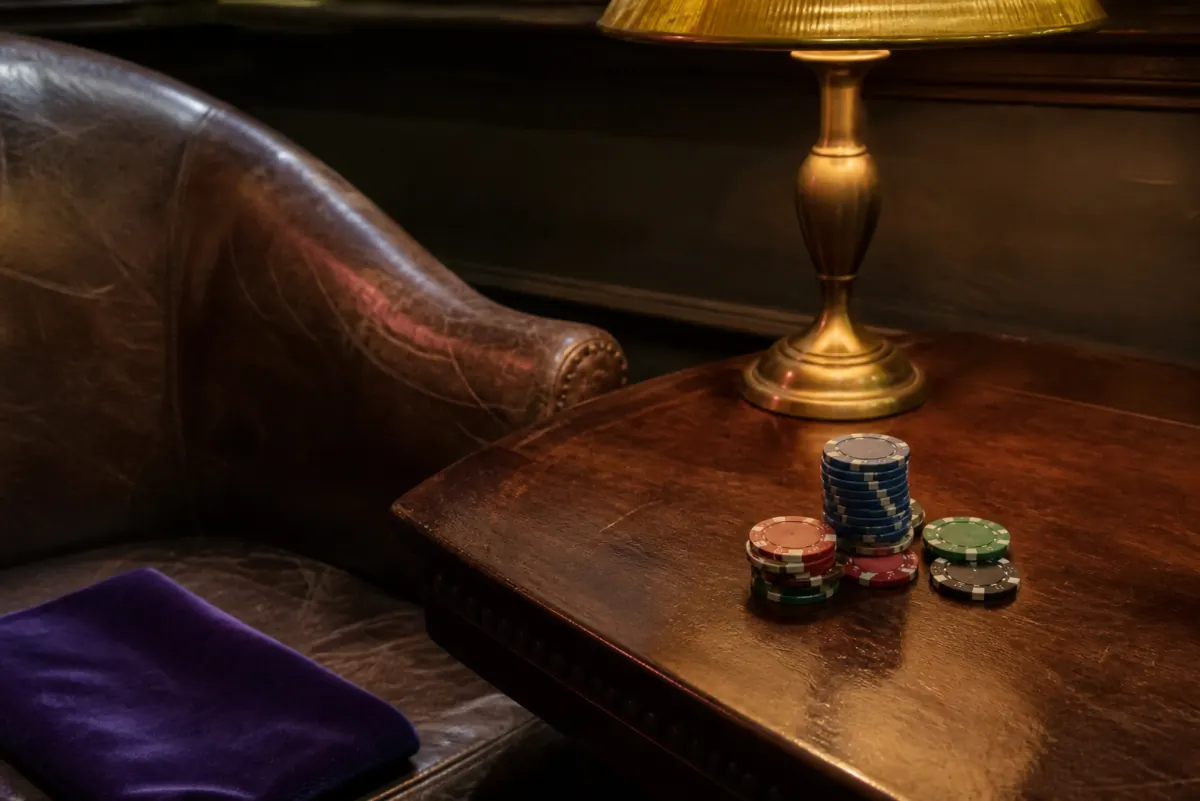 Foto eines privaten Casino-Raums mit gebrauchten Chips und Lederstuhl
