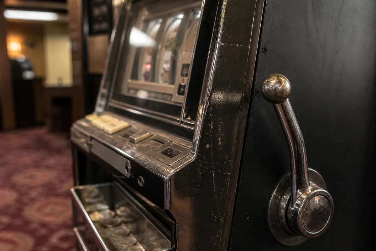 Foto eines älteren Spielautomaten mit abgenutztem Hebel